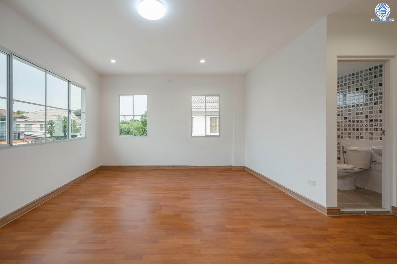 บ้านมือสองตกแต่งใหม่ คุณภาพแบรนด์ LH โครงการ ชัยพฤกษ์ ราชพฤกษ์-แจ้งวัฒนะ เนื้อที่ 66 ตร.ว. ฟังก์ชัน 3 ห้องนอน 3 ห้องน้ำ 2 ที่จอดรถ ภายในตกแต่งหรูหรา บนทำเลติดถนนราชพฤกษ์ เชื่อมสู่แจ้งวัฒนะได้อย่างรวดเร็ว ใกล้รถไฟฟ้าสายสีชมพู "ปากเกร็ด" จุดขึ้นทางด่วน "แจ้งวัฒนะ" โรบินสัน ไลฟ์สไตล์ ราชพฤกษ์ และ โลตัส นอร์ธราชพฤกษ์